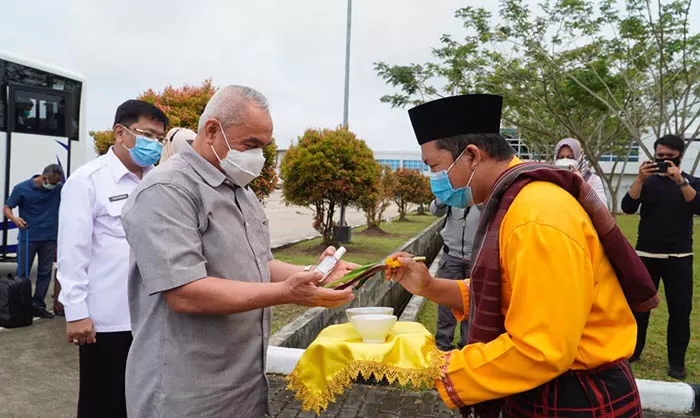 TEPUNG TAWAR: Pjs Bupati Muhammad Ramadhan menyambut kedatangan Gubernur Kaltim Isran Noor di Bandara Kalimarau kemarin.