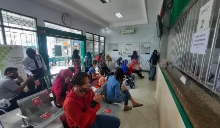 PINJAMAN: Para nasabah Pegadaian saat mengantre di ruang tunggu Pegadaian Cabang Tanjung Redeb di Jalan Pulau Panjang (20/11).