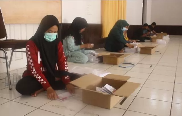 PELIPATAN SURAT SUARA: Petugas melakukan pelipatan surat suara yang dilakukan di gudang logistik mulai Kamis (19/11) lalu.