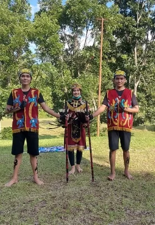 BANGGAKAN BERAU: Tiga atlet drum band dari Marching Band Samansa Guard PDBI Berau berhasil meraih medali perak di ajang lomba Color Guard Ensemble beberapa waktu lalu.
