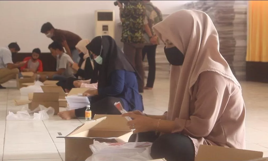 PELIPATAN RAMPUNG: Relawan saat melakukan pelipatan surat suara di Gedung Busak Mallur sejak Kamis (19/11) lalu.