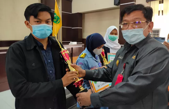 SERAHKAN: Pjs Bupati Berau, M Ramadhan menyerahkan hadiah kepada para pemenang lomba Hari Ikan Nasional ke-7.