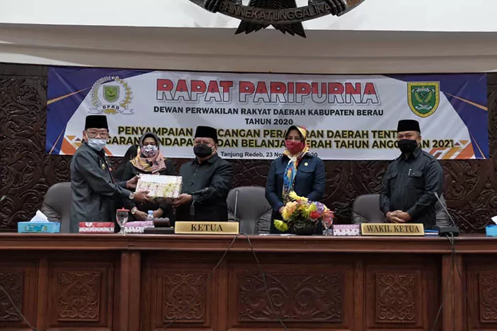SAMPAIKAN RAPERDA: Pjs Bupati Berau, M Ramadhan, menyampaikan Raperda APBD tahun anggaran 2021 kepada Ketua DPRD Berau, Madri Pani.