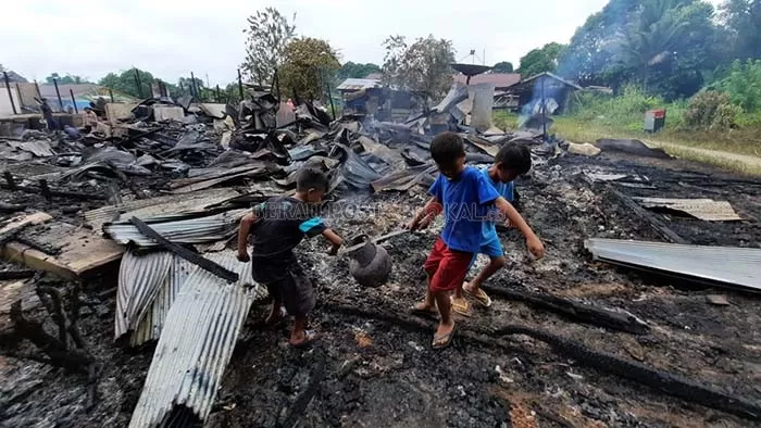 SISA PUING: Kebakaran hebat di Kampung Suaran pada Minggu (22/11), sekitar pukul 23.00 Wita, menghanguskan 24 rumah. Tampak warga mencari sisa barang yang masih bisa dimanfaatkan.