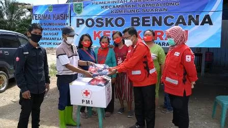 SERAHKAN BANTUAN: Ketua Bidang Relawan PMI Berau Endro S. Efendi, saat menyerahkan bantuan sejumlah donatur kepada korban kebakaran beberapa waktu lalu.