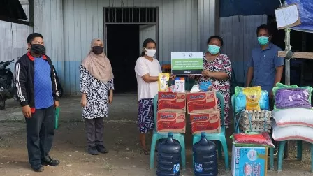 SERAH TERIMA BANTUAN: Perwakilan PT Berau Coal saat menyerahkan bantuan bagi korban kebakaran di Kampung Suaran, Kecamatan Sambaliung belum lama ini.