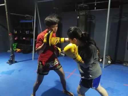 LATIHAN RUTIN: Atlet Muay Thai Berau masih rutin menjalani latihan di base camp.