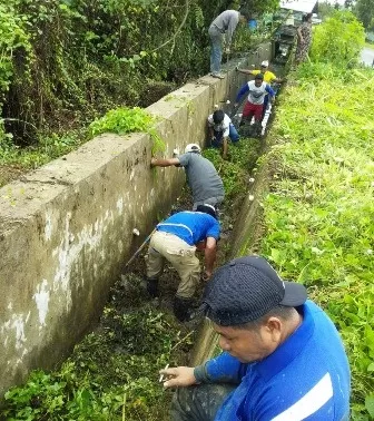 BERSIHKAN DRAINASE: Warga di tiga RT Kelurahan Sambaliung, RT 11, 12 dan 13 saat melaksanakan kerja bakti membersihkan saluran drainase di lingkungannya.