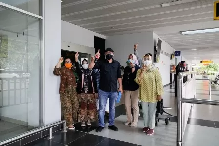 KEMBALI KE BERAU: Hj Seri Marawiah dan Agus Tantomo tiba di Bandara Kalimarau, setelah mengikuti debat pilkada yang disiarkan secara langsung melalui salah satu televisi nasional, Minggu (29/11).
