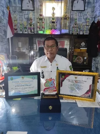 TERBAIK SE-KALTIM: Lurah Sambaliung Didi Mulyadi, memperlihatkan penghargaan ditetapkannya Kelurahan Sambaliung sebagai juara 1 Lomba PHBS tingkat Kaltim, kategori kabupaten.