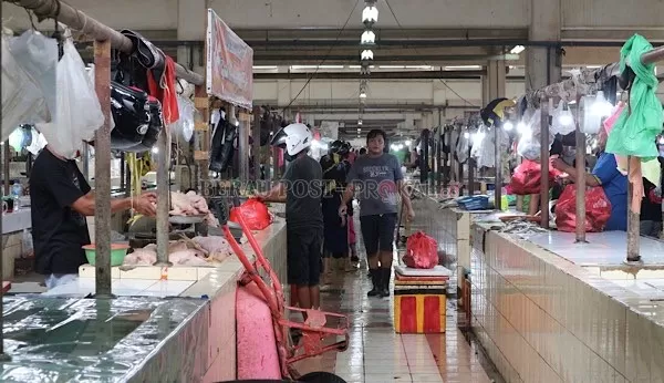 MENUNGGAK: Sejak 2012 hingga saat ini, tunggakan para pedagang di Pasar Sanggam Adji Dilayas telah mencapai Rp 6 miliar.