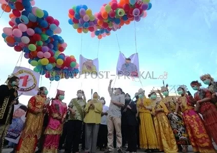MELEPAS BALON KE UDARA: Pasangan calon bupati dan wakil bupati Berau dari paslon 1, Seri Marawiyah dan Agus Tantomo, melepaskan 1.000 balon ke udara sebagai tanda berakhirnya masa kampanye, Sabtu (5/12).