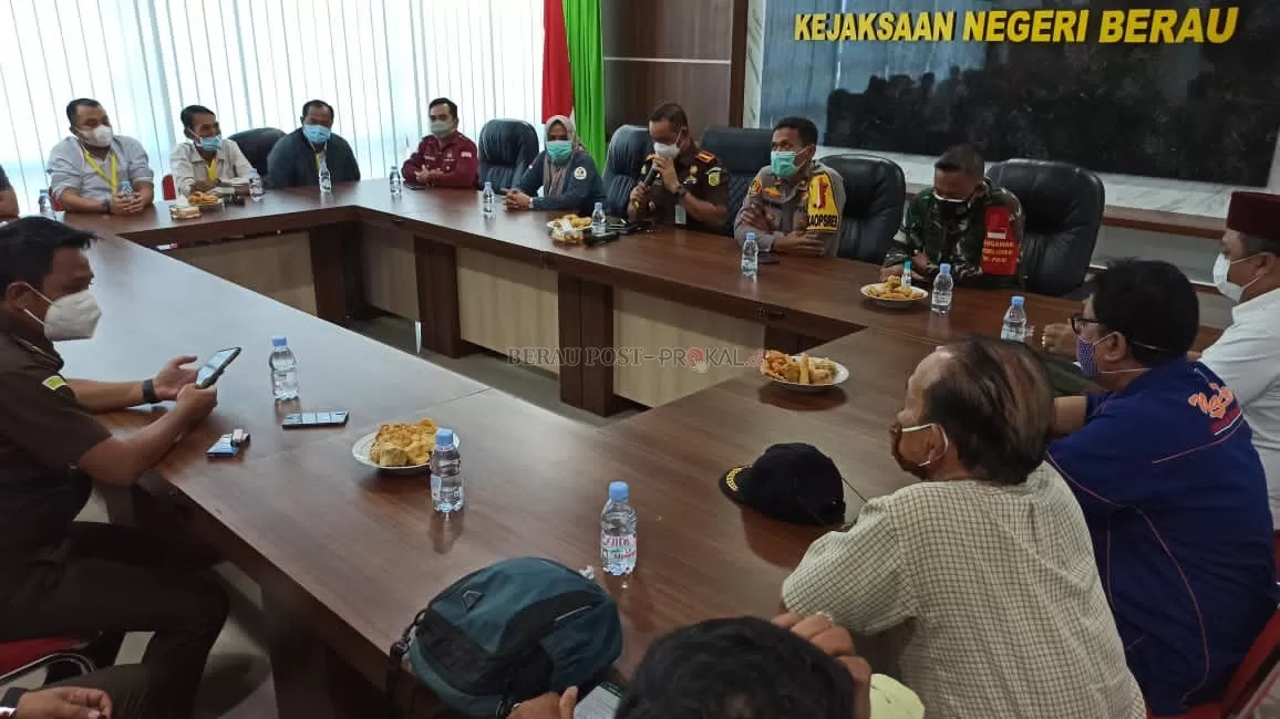 KOMITMEN: Kejari, TNI dan Polri bersama tim pemenangan masing-masing paslon komitmen menciptakan suasana kondusif pada Pilkada Berau.
