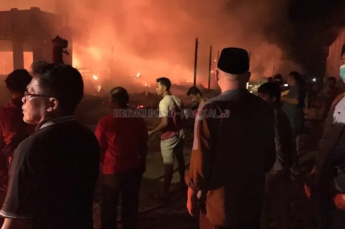 KEBAKARAN PASAR: Musibah kebakaran terjadi di pasar Rakyat Labanan Makmur, Kecamatan Teluk Bayur, malam tadi. Sebanyak 74 kios ludes terbakar.