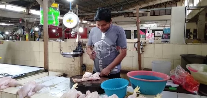 MULAI MAHAL: Harga ayam ras di Pasar Sanggam Adji Dilayas perlahan naik jelang perayaan Natal dan tahun baru.