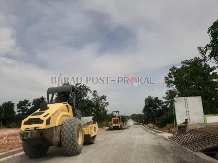 PROSES PENGERJAAN: Dinas Pekerjaan Umum dan Penataan Ruang Berau masih melakukan pengerjaan preservasi ruas jalan poros Kampung Bangun, Kecamatan Sambaliung.