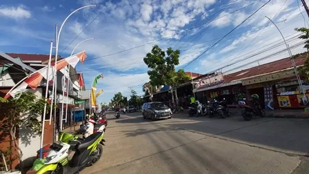 GUNAKAN DANA RT: RT 16 Kelurahan Bugis memanfaatkan Dana RT 2020 dengan mengadakan tiang bendera dan umbul-umbul yang di pasang di ruas Jalan P Diguna.