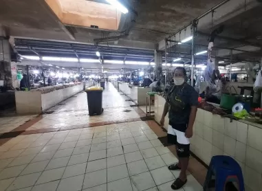 SEPI PENGUNJUNG: Tingginya intensitas hujan dianggap membuat suasana Pasar Sanggam Adji Dilayas sepi pengunjung, kemarin (12/12) pagi.