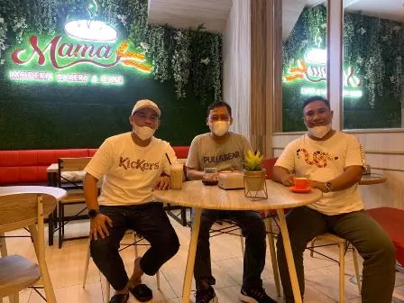 BEBERKAN RAHASIA: Eko Arief Nugroho bersama Sakirman dan Abdul Waris, saat bersantai di salah satu kafe yang ada di Tanjung Redeb.