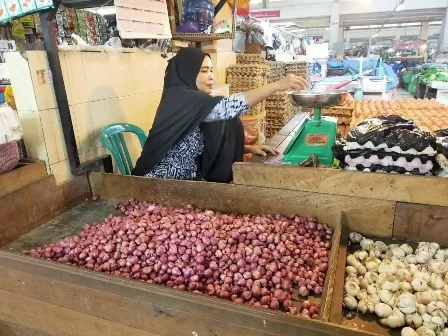 STABIL: Meski menjelang Natal dan Tahun Baru, harga sayur-mayur seperti bawang merah dan putih masih relatif stabil di Pasar Sanggam Adji Dilayas.