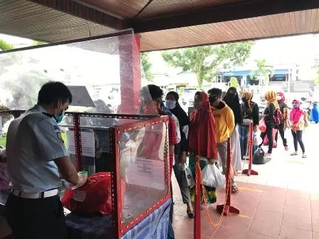 MENGANTRI: Keluarga warga binaan mengantri untuk memberikan makanan kepada keluarganya yang berada di Rutan Klas IIB Tanjung Redeb beberapa waktu lalu.