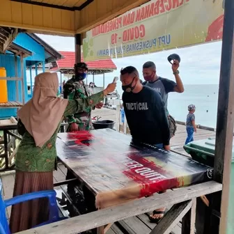 LIBUR NATARU: Pemerintah Kecamatan Pulau Derawan memperketat pemeriksaan kesehatan jelang libur Nataru.