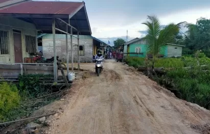 DIBENAHI: Ruas jalan di Gang Basunut, RT 6 Kelurahan Gunung Tabur kini telah memadai. Setelah warga setempat berinisiatif memanfaatkan Dana RT dan swadaya masyarakat untuk memperbaiki ruas jalan yang rusak.