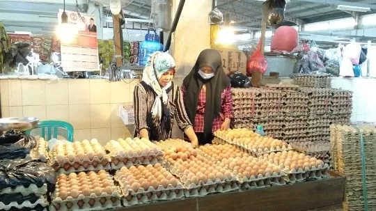 MERANGKAK NAIK: Harga jualtelur ayam di Pasar Sanggam Adji Dilayas merangkak naik sejak awal Desember.