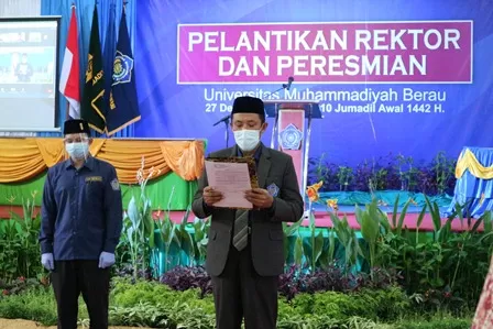 DILANTIK: Syarifuddin Israil saat dilantik sebagai Rektor Universitas Muhammadiyah Berau (UMB) oleh Ketua Majelis Pendidikan Tinggi, Penelitian, dan Pengembangan Pimpinan Pusat Muhammadiyah, Lincolin Arsyad, secara virtual.