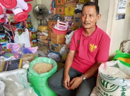 SEPI PEMBELI: Pedagang Kedelai di Pasar Sanggam Adji Dilayas Harkono menyebut penjualan kedelai turun drastis, seiring harganya yang naik.
