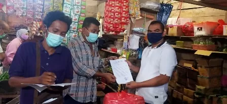 PROTOKOL KESEHATAN: Staf Kelurahan Karang Ambun saat menyebarkan edaran penerapan protokol kesehatan kepada masyarakat.