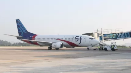 TAK TERGANGGU: Maskapai Sriwijaya Air tetap beroperasi normal di Bandara Kalimarau.