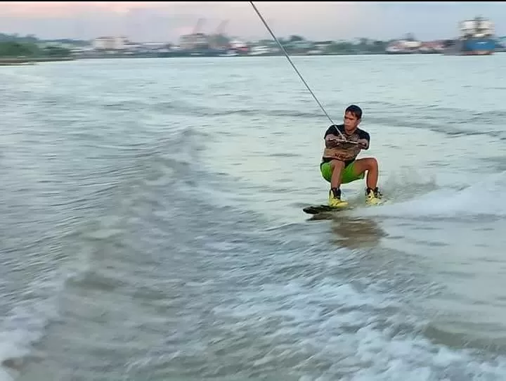 LATIHAN RUTIN: Atlet ski air saat menjalani latihan rutin di sekitar Sungai Segah, Tanjung Redeb.