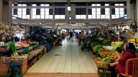 STABIL: Para pedagang di Pasar Sanggam Adji Dilayas menyebut harga kebutuhan pokok saat ini masih relatif stabil.
