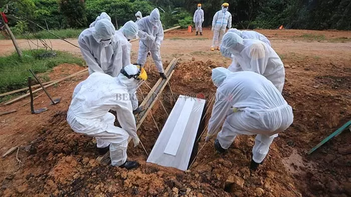 PASIEN MENINGGAL: Satu pasien Covid-19 meninggal dunia dimakamkan di Pemakaman Covid-19, Jalan Bukit Ria, Tanjung Redeb, kemarin (12/1).