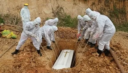 PEMAKAMAN PASIEN COVID: Proses pemakaman jenazah pasien Covid-19 di pemakaman Covid-19, Jalan Bukit Ria, Tanjung Redeb, kemarin (14/1). Terdapat tiga pasien Covid-19 meninggal dunia.