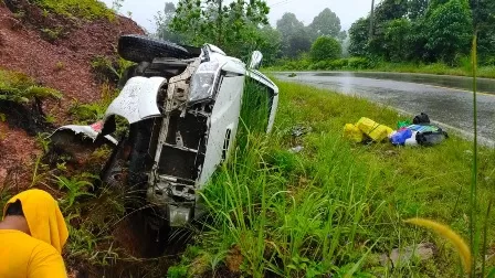LAKA TUNGGAL: Kecelakaan tunggal yang terjadi di jalan poros Teluk Bayur-Labanan.