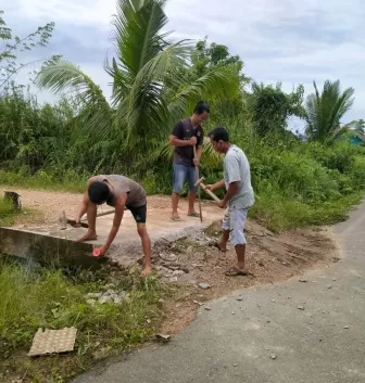 PERBAIKAN: Persiapan perbaikan jalan menuju makam di RT 1 Kelurahan Gunung Tabur.