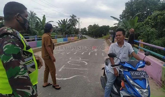 TIDAK DIDENDA: Enam warga Kampung Tumbit Dayak, Sambaliung, terjaring razia prokes kemarin.