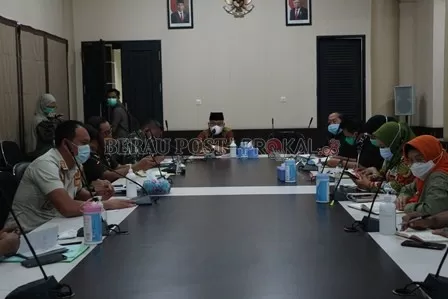 EVALUASI PROKES: Bupati Berau, Agus Tantomo, memimpin rapat evaluasi operasi yustisi penegakan protokol kesehatan, Kamis (21/1).