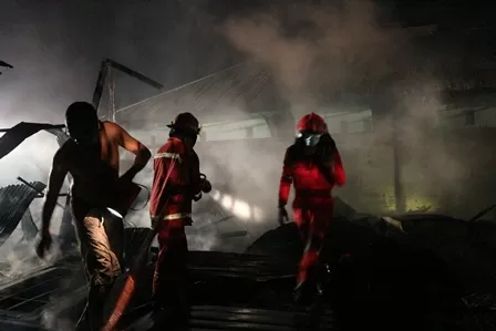 SISA PUING: Petugas pemadam kebakaran dari BPBD Berau melakukan pendinginan di lokasi kebakaran, Gang Rajawali, Kelurahan Rinding, Kecamatan Teluk Bayur.