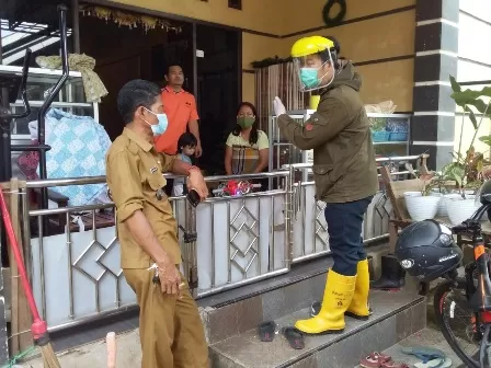 PENYEMPROTAN: Petugas Puskesmas Bugis saat melakukan penyemprotan disinfektan di Kelurahan Karang Ambun beberapa hari lalu.