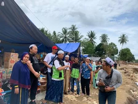 SERAHKAN BANTUAN: Rombongan KBB-KT Kabupaten Berau saat menyalurkan bantuan kepada korban bencana di Kalimantan Selatan.