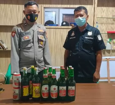 BARANG BUKTI: Sejumlah barang bukti berupa minuman beralkohol yang di sita personel Polsek Teluk Bayur dari tangan MH.