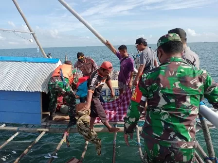 PENEMUAN JENAZAH: Aparat TNI-Polri melakukan evakuasi terhadap nelayan yang meninggal dunia di bagan yang dijaganya kemarin.