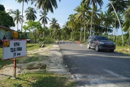 TERUS DIBENAHI: Hingga kini baru 5 kilometer jalan penghubung Kampung Teluk Sulaiman-Teluk Sumbang yang sudah diaspal.