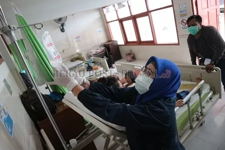 GARDA TERDEPAN: Perawat di Rumah Sakit Umum Daerah (RSUD) dr Abdul Rivai melakukan pengecekan terhadap pasien yang sedang dalam masa perawatan. Selama pandemi Covid-19, tenaga kesehatan bekerja tanpa mengenal waktu.