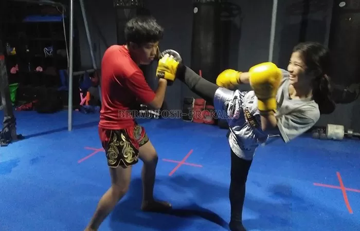 BERLATIH: Atlet Muay Thai Berau saat melakukan latihan rutin sebelum pandemi Covid-19.