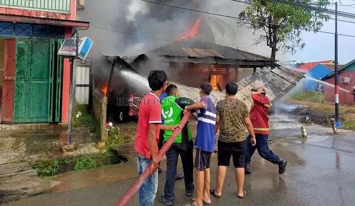 TERBAKAR: Kebakaran menghanguskan bangunan toko milik warga Jalan Pulau Panjang, Tanjung Redeb, Kamis (11/2).