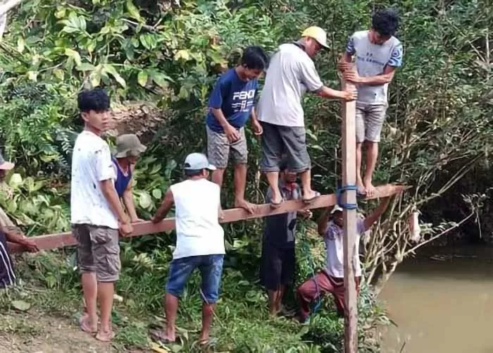 GOTONG-ROYONG: Warga RT 7, Kelurahan Gunung Tabur saat bergotong-royong membangun turap di Sungai Simanuwuk.